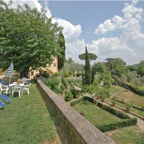 A selection of 2-3 bedroom apartments with shared pool near Florence, Sleeps 4-6